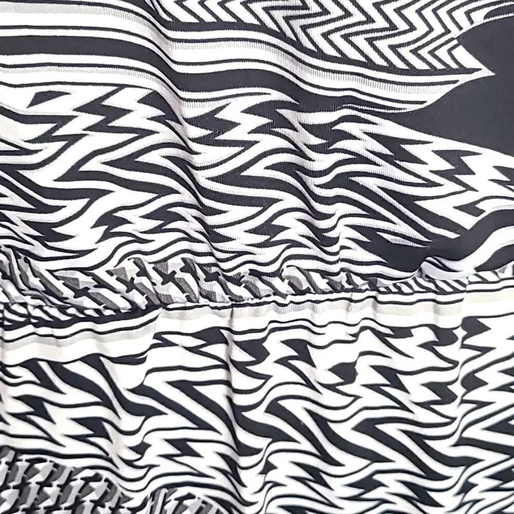 Dots Black & White Aysemetrical Print Dress with Pockets in Front, Size Medium